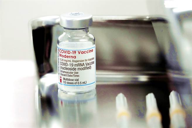 沖繩一座大型接種站的莫德納疫苗28日被發現出現黑色、粉色雜質，導致沖繩政府緊急暫停施打。（資料照／美聯社）