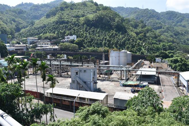 公馆乡出磺坑依山而建，形成一个特殊的矿区文化聚落。（谢明俊摄）