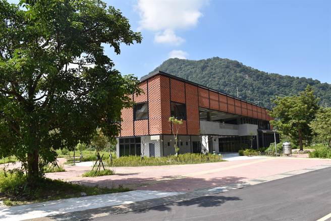 苗栗县政府在出磺坑隔溪对岸兴建客家文化花园。（谢明俊摄）