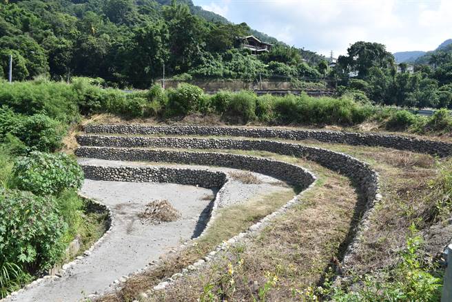 公馆乡客家文学花园入口处有传统梯田。（谢明俊摄）