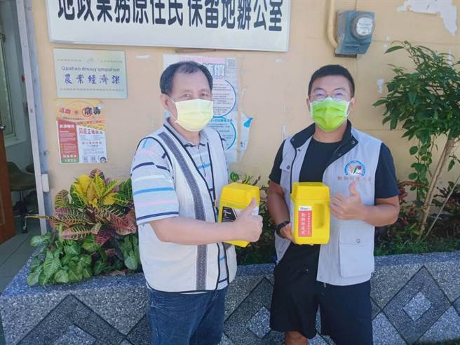 花莲县政府防堵非洲猪瘟，访查全县74户养猪农，约7万头猪只目前均无异常死亡情形，另派员配送防疫消毒水，请各乡镇市公所尽速转发辖内养猪农户，转知饲主务必做好场区自主管理，包括落实门禁管制及消毒工作。（花莲县政府提供／罗亦晽花莲传真）