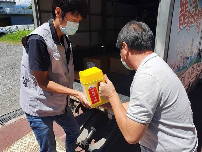 花莲县政府防堵非洲猪瘟，访查全县74户养猪农，约7万头猪只目前均无异常死亡情形，另派员配送防疫消毒水，请各乡镇市公所尽速转发辖内养猪农户，转知饲主务必做好场区自主管理，包括落实门禁管制及消毒工作。（花莲县政府提供／罗亦晽花莲传真）