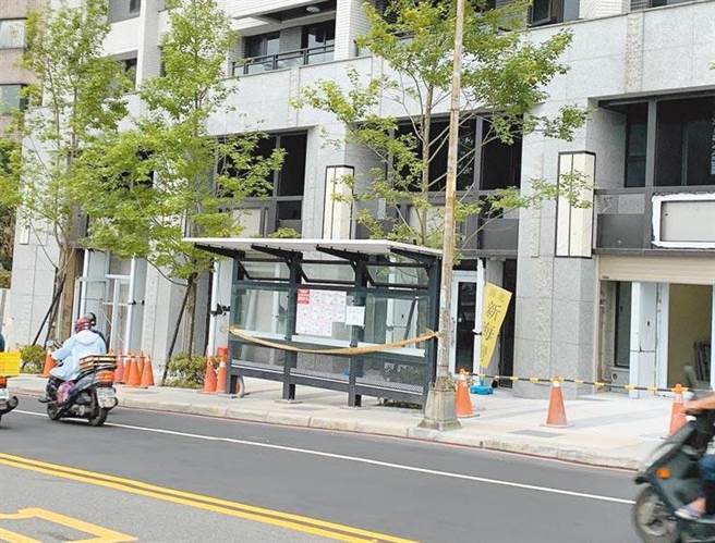 基隆市某建商為求方便，賄賂當地郭姓里長，支持改變公車候車亭位置。（陳彩玲攝）