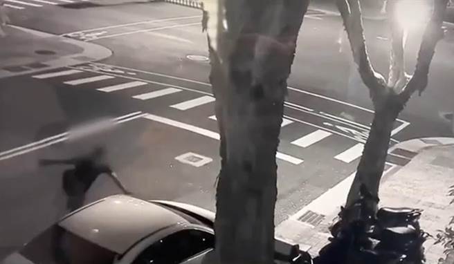 女导播清晨遭街友强行乞讨 警方12小时查获到案。（影片截图）