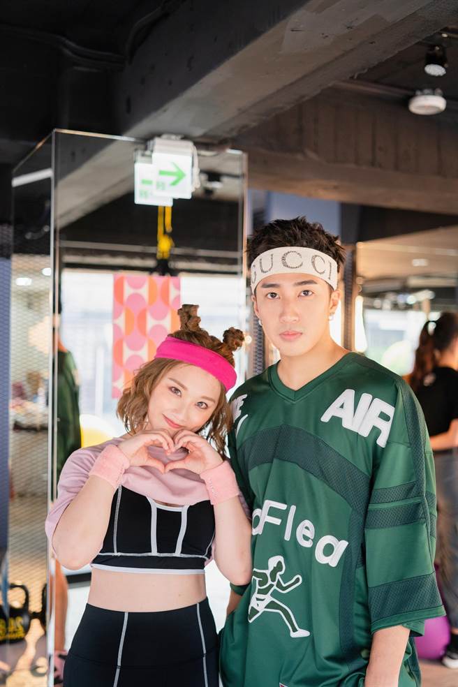 焦凡凡为拍新歌〈拜托拜托给我一口〉MV，与男友娄峻硕甜蜜同框。（想不到音乐工作室 提供）