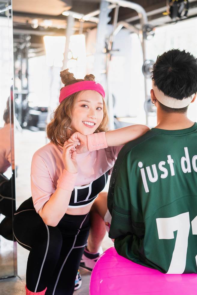 焦凡凡〈拜托拜托给我一口〉MV中，男友娄峻硕只献身却不露脸。（想不到音乐工作室 提供）