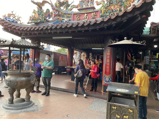 南投竹山紫南宫庙埕周末假日出现大量信眾。（张妍溱摄）