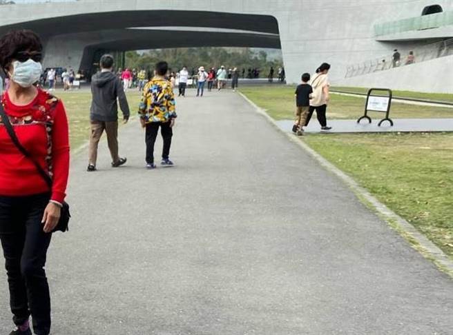 日月潭周边景点假日也都涌入不少游客。（张妍溱摄）