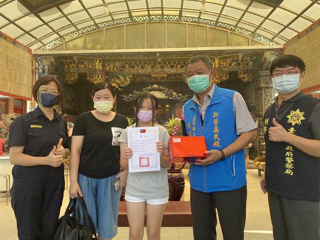 麻豆大山國小五年級周萱旻(中)獲台南市政府警察局新營分局四格漫畫及創意影片活動競賽國小組首獎。(讀者提供／劉秀芬台南傳真)