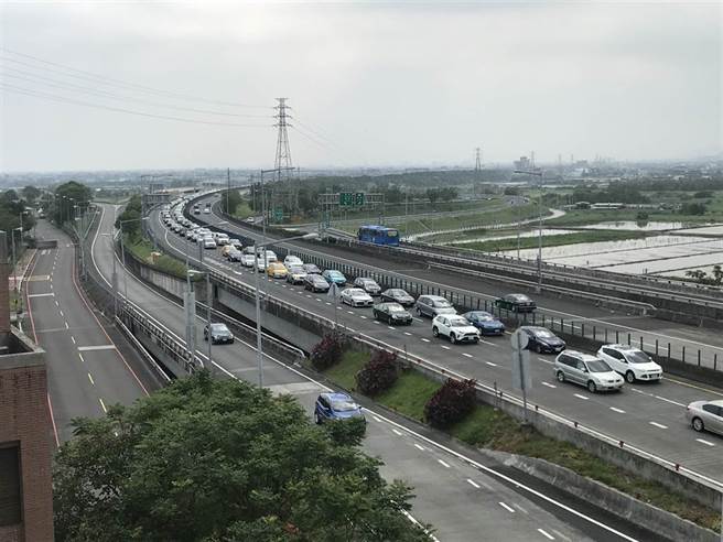 国5北上涌现车潮，主线雪隧回堵5.5公里。（资料照/胡健森摄）