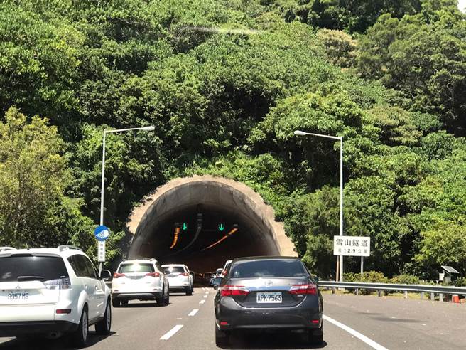 国道5号今天北上车流一度回堵达5.5公里长，壅塞时用路人从宜兰河桥头抵达雪隧南端洞口须时58分钟。（读者提供／李忠一宜兰传真）