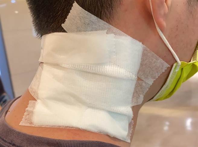 彰化縣永靖分駐所員警張稟新，28日晚間在追捕詹姓通緝犯時，被詹嫌手持的菜刀砍傷後頸，還動口咬傷手臂，張稟新忍著劇痛與另名員警林志陽合力搶下詹嫌的菜刀，才化解這場危機。（民眾提供／吳建輝彰化傳真）