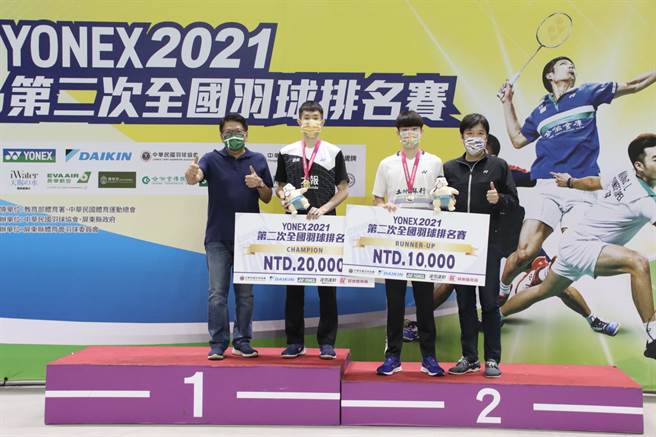 屏东县长潘孟安(左1)及羽协理事长张国祚(右1)为2021年第二次全国羽球排名赛男单冠、亚军颁奖。(中华羽协提供)