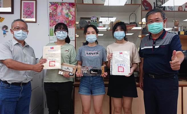 台东女中学生谢炘妤、庄文淇、彭昱绮，设计「车用开门快速警示装置」，获旺宏科学奖佳作，师长予以肯定。（庄哲权摄）