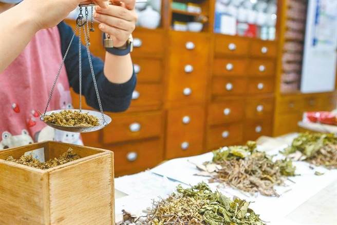 上海中医药学会、大陆国家中医疫病防治基地推出上海中医新冠预防方案。（示意图／Shutterstock）