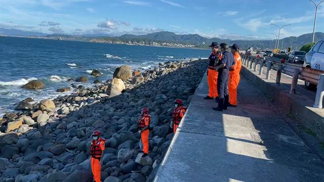 民眾今（29日）下午2时许，在新北市金山区台二线37.8公里处发现一具浮尸。（翻摄）