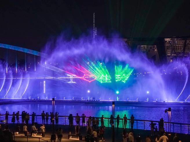 故宮南院推出水舞秀，夏夜清涼美景，吸引人潮觀賞。（故宮南院提供）