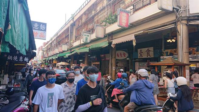 国华街靠近民族路段人潮已达摩肩擦踵的地步。（程炳璋摄）