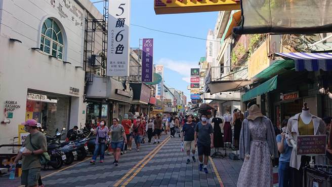 国华街与友爱街路口人潮汹涌。（程炳璋摄）