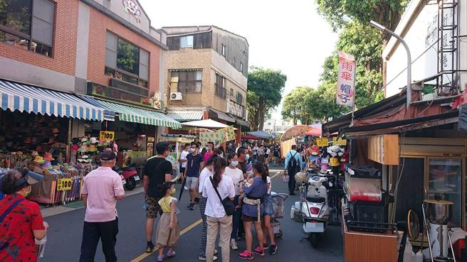 安平老街恢復游客络绎不绝。（程炳璋摄）