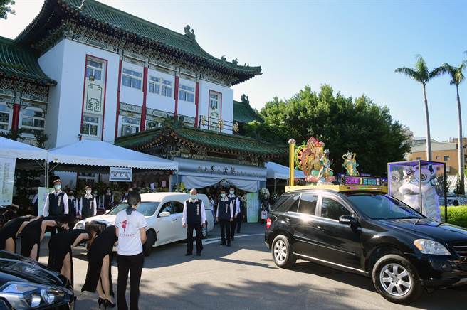李㼈父亲告别式场面庄严。（林淑娟摄）　