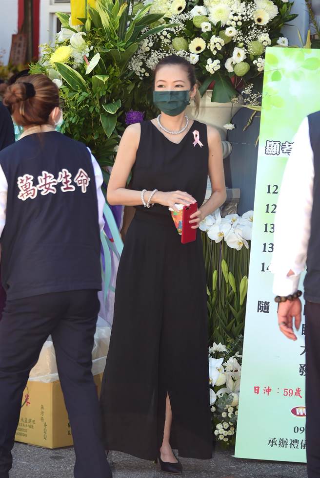 Makiyo担任告别式接待人员。（林淑娟摄）