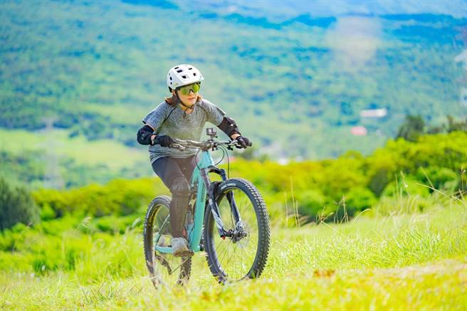林彦君说近1年来，将重心转移至越野车。（民视提供）