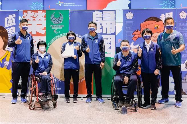 东京帕运中华队选手卢碧春(左2起)、李凯琳、汤川辉、程铭志，以及柔道教练吴嘉伦(左1)、桌球教练林佳蓉(右2)、运动员伴护乃慧芳(右1)。(体育署提供)