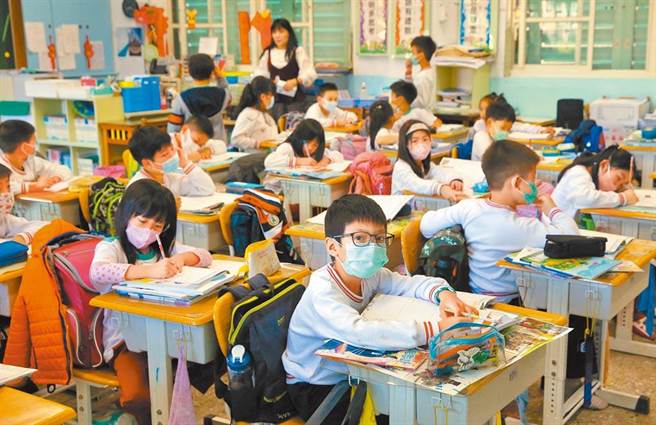 小學生因多數不到12歲接種疫苗的年齡，香港教育界預估「全日面授」難恢復。（本報資料照）