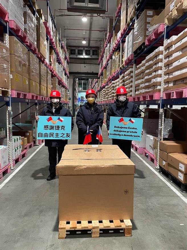 卫福部疾管署周署长（左）、外交部欧洲司陈司长（右）及捷克驻台代理代表唐迪（中）在桃园机场仓储点收疫苗。(外交部提供)