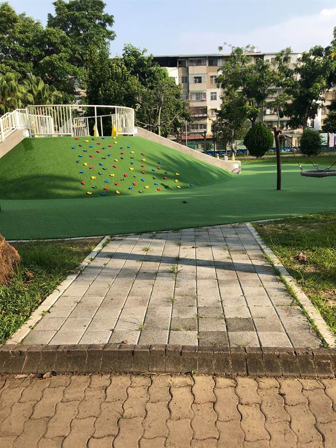 台中市议员何敏诚服务处执行长何昆霖说，希望市政府不要只追求游乐设施符合安全法规的及格边缘而赶工更新，牺牲孩子的感觉统合训练及挑战性。（卢金足摄）