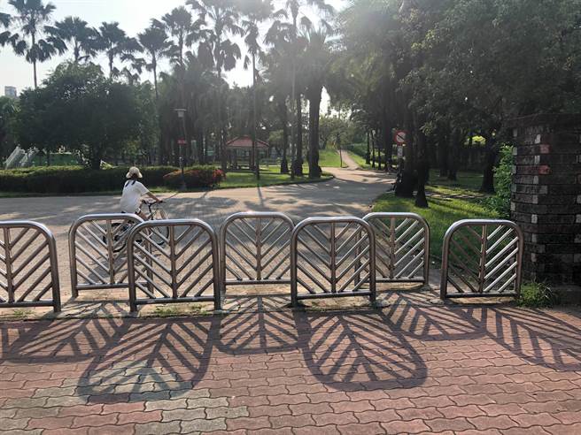 市府表示，今年起纳入公民团体对话机制，疫情期间除加紧无障碍改善工程，让民眾通行有爱无碍。（卢金足摄）