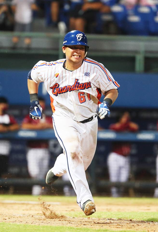 富邦悍將蕭憶銘敲出生涯首安。（陳怡誠攝）