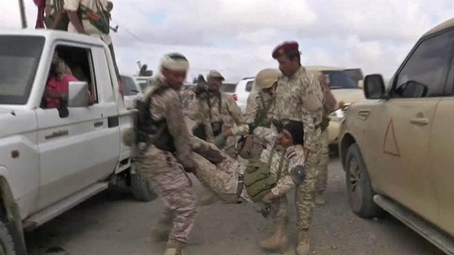 胡塞组织对沙乌地驻叶门基地发动轰炸，许多士兵伤亡。(图/路透社)