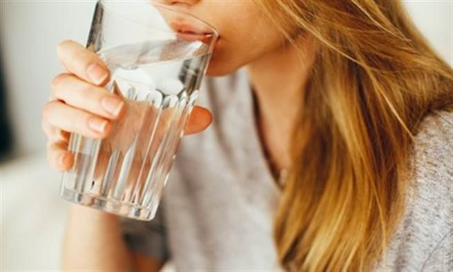 怕副作用 打完疫苗猛喝水 2類人小心喝成肺積水。(示意圖/Shutterstock)
