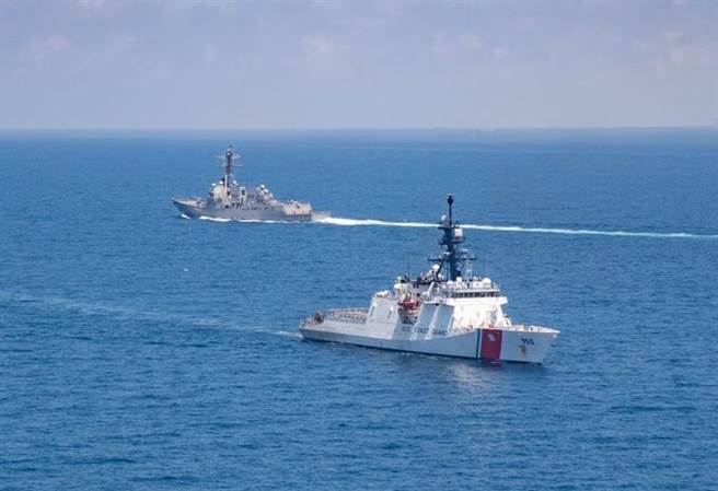 美国海军基德号导弹驱逐舰与门罗号海岸巡逻舰高调穿越台湾海峡，这是拜登上台以来美军舰艇第8次穿越台海，也是首次组织双舰编队穿越台湾海峡。（图／美国海军)