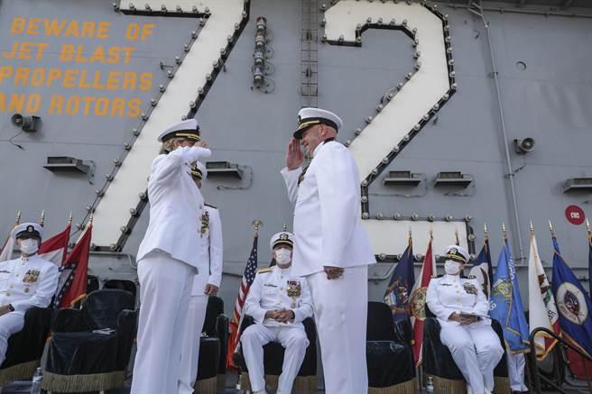 林肯号航母刚任命了全球首位女性航母舰长艾米．鲍恩施密特上校(前排左)，成为史上首位航母女性舰长。图为舰长交接仪式。（图／美国海军)