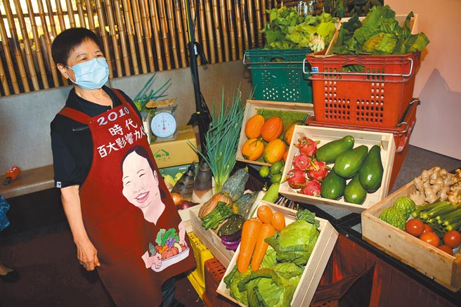 台东爱心菜贩陈树菊在母亲忌日捐赠1500万元保单，推动生产暨急难慰助基金计画。图为台东县府在捐赠仪式会场摆设菜摊，让退休的树菊阿嬷重温旧梦。（庄哲权摄）