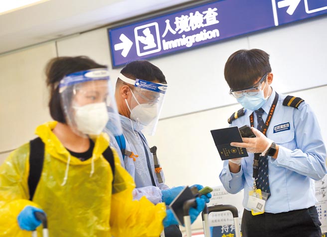 中央流行疫情指挥中心28日公布，国内新增6例境外移入新冠肺炎病例，其中1例曾接种印度Covaxin疫苗，这也是国内首见该厂牌的突破性感染事件。图为桃园机场刚下机的旅客正在上网登录入境健康资料。（范扬光摄）