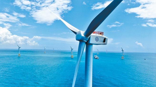 位在彰化外海的台电离岸风电一期昨宣布全部完工，成为全台第二座可以发电的海上风场。（台电提供）