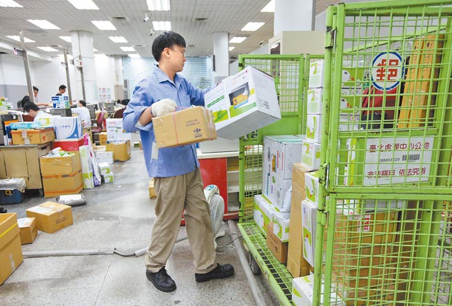 关务署官员表示，将与大型电商业者讨论包含淘宝、虾皮等要订购者的资料。图为整理货物人员。（本报资料照片）