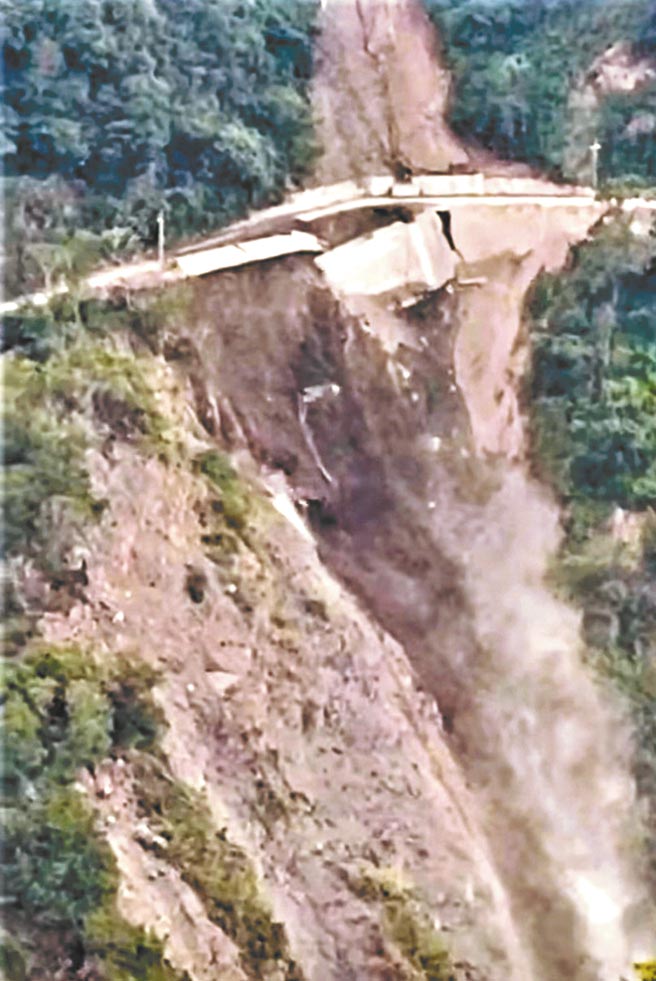 南投县力行产业道路30公里处，27日下午发生近百公尺路基崩塌，民眾用手机拍下地基与山壁直坠山谷的恐怖瞬间。（民眾提供／卢金足南投传真）