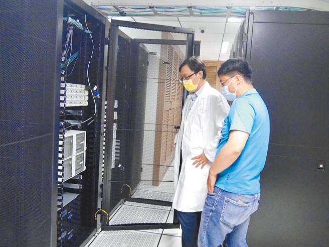 在林口长庚医院院长程文俊、副院长温明贤以及医研部主任郭昶甫的带领下，长庚医疗人工智能核心实验室开发出利用方便的十二导程心电图就能推估左心室射出率的人工智慧软体。（长庚医院提供）