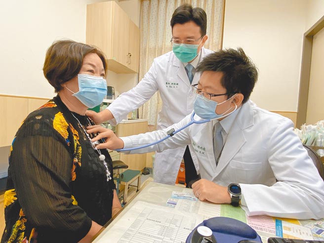 中国附医心臟血管系医师陈科维（右一）指出，心臟疾病原本就位列国人十大死因第二名，其中尤以急性心肌梗塞最为危险，需要及时诊断。（冯惠宜摄）