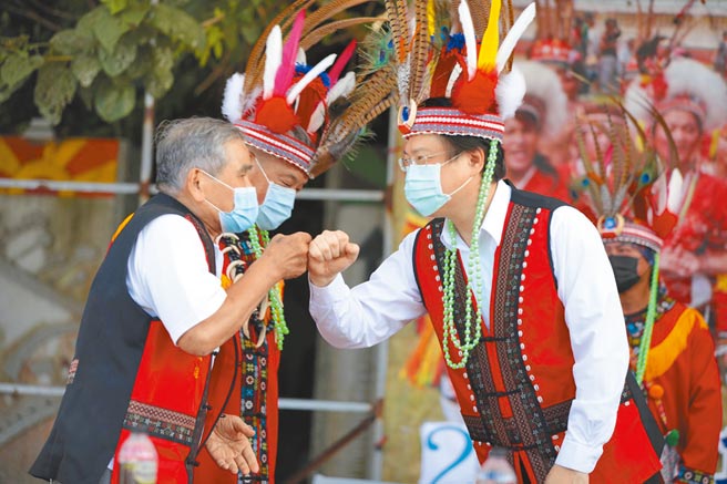 基隆市政府民政处28日在原住民文化会馆旁广场，办理原住民联合丰年祭活动，基隆市长林右昌（右）到场共襄盛。（基市府提供／张颖齐基隆传真）