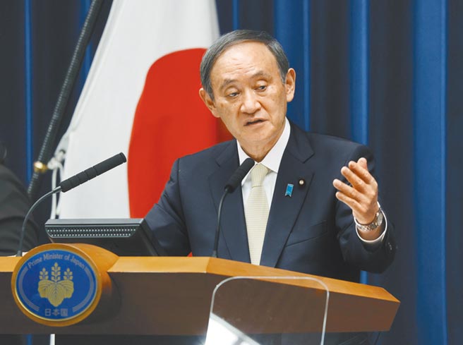 據共同社報導，日本採購的疫苗每劑平均價格，含運費原本約2400日圓（約台幣618元），但因各國都在搶疫苗，日本政府對往後採購的疫苗估算較高單價，顯示疫苗價格可能水漲船高。圖為日本首相菅義偉。（新華社）