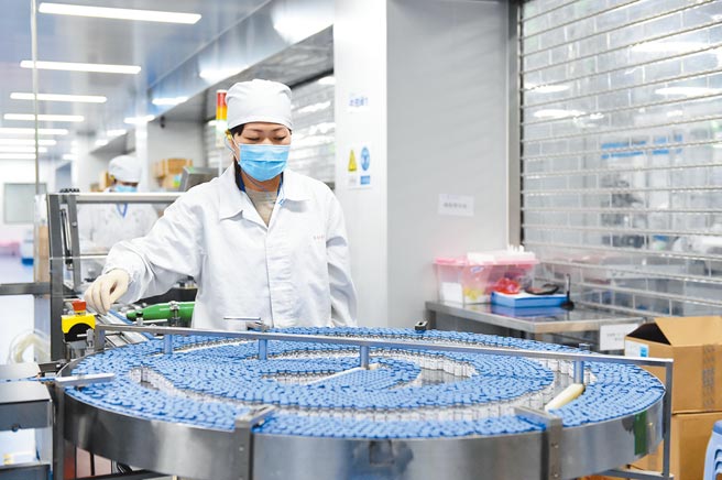 重庆智飞生物公司所研发的重组蛋白新冠肺炎疫苗，经第3期临床试验显示，对预防新冠肺炎的保护力达81.76％。图为重庆智飞子公司包装疫苗。（新华社）