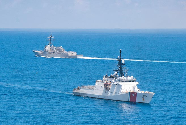 美国第七舰队勃克级飞弹驱逐舰「纪德号」与美国海岸防卫队传奇级国安巡防舰「门罗号」，27日通过台湾海峡。（摘自USPacificFleet脸书）