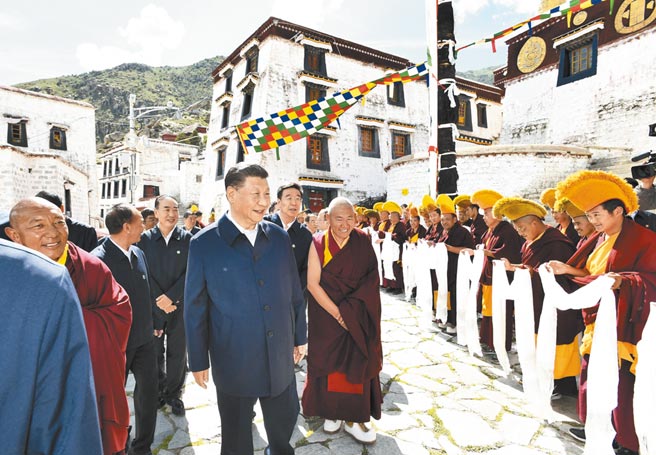 中共总书记习近平27、28日参加中央民族工作会议，强调要铸牢中华民族共同体意识。图为习近平7月21日至23日到西藏视察。（新华社）