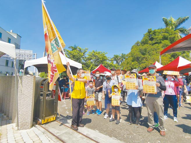 「夏日秋瘋─西拉雅吃冰節」28日於台南玉井登場，遊客迫不及待出發到老街冰店進行闖關遊戲。（劉秀芬攝）